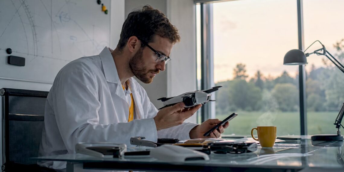 Un technicien procède à la configuration d’un drone en intégrant des données cartographiques.