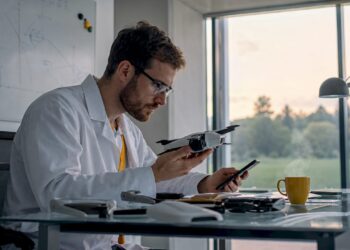Un technicien procède à la configuration d’un drone en intégrant des données cartographiques.