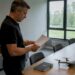 Le pilote de drone vérifie la liste des points de conformité avant le décollage.