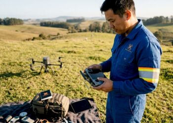 Opérateur de drone pilotant en extérieur hors vue directe