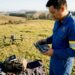 Opérateur de drone pilotant en extérieur hors vue directe