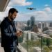Un photographe dirige son drone depuis le toit d’un immeuble
