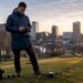 Un pilote de drone s’apprête à réaliser une prise de vue aérienne.