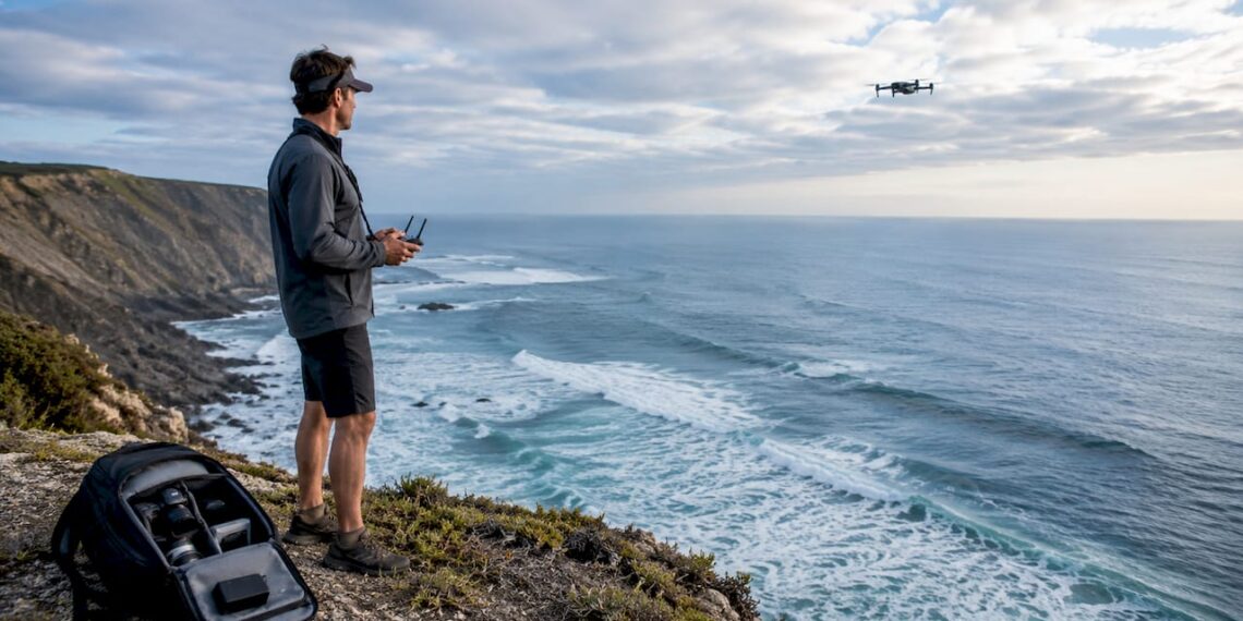 Un photographe pilote son drone lors d'une séance photo en plein air.
