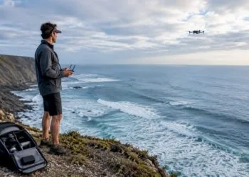 Un photographe pilote son drone lors d'une séance photo en plein air.
