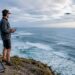 Un photographe pilote son drone lors d'une séance photo en plein air.