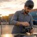 Un ingénieur s’affaire à préparer un drone pliable dans un entrepôt logistique.