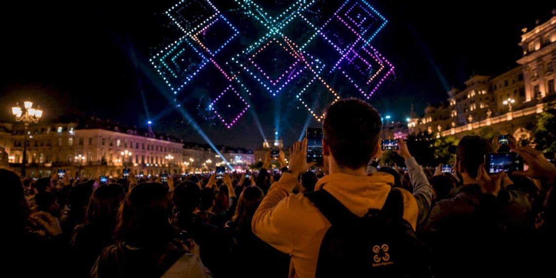 Un spectacle lumineux de drones a illuminé le ciel nocturne, émerveillant la foule rassemblée en contrebas.