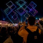 Un spectacle lumineux de drones a illuminé le ciel nocturne, émerveillant la foule rassemblée en contrebas.
