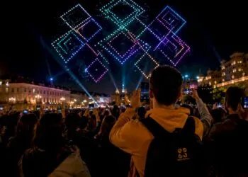 Un spectacle lumineux de drones a illuminé le ciel nocturne, émerveillant la foule rassemblée en contrebas.