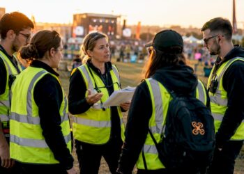 Le responsable réunit l’équipe de sécurité pour leur présenter les procédures liées à l’utilisation des drones.