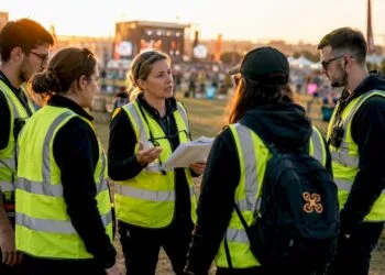 Le responsable réunit l’équipe de sécurité pour leur présenter les procédures liées à l’utilisation des drones.