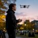 Un pilote de drone s’entraîne en plein air avec un modèle de catégorie C2.