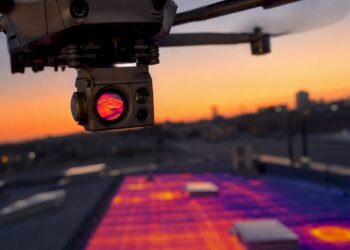 Un drone équipé d’une caméra thermique survole le bâtiment pour en réaliser une inspection approfondie.