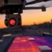 Un drone équipé d’une caméra thermique survole le bâtiment pour en réaliser une inspection approfondie.