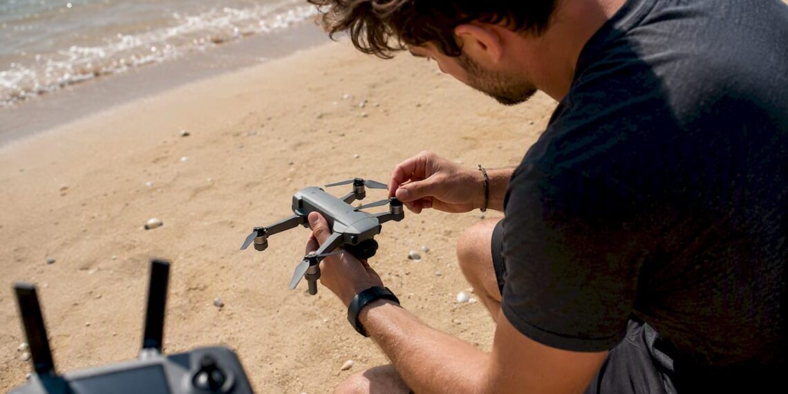 Avant le décollage, le pilote inspecte minutieusement son drone léger pour s’assurer que tout fonctionne parfaitement.