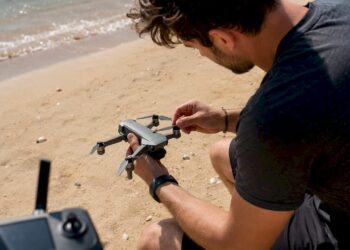 Avant le décollage, le pilote inspecte minutieusement son drone léger pour s’assurer que tout fonctionne parfaitement.