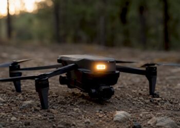 Un drone en pleine démonstration sur le terrain, équipé d’un module d’identification électronique visible.
