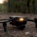 Un drone en pleine démonstration sur le terrain, équipé d’un module d’identification électronique visible.
