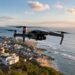 Un drone survole paisiblement le village et les champs alentours.