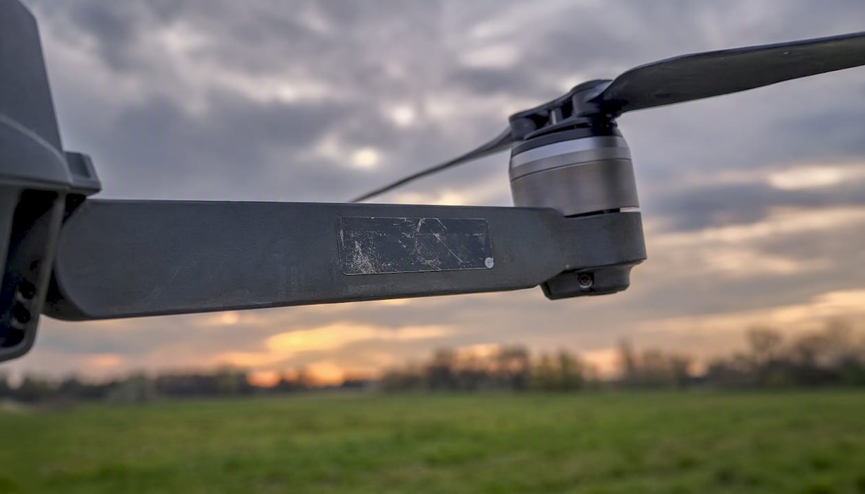 Zoom sur le numéro de série d'un drone d'occasion