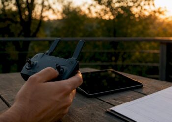 La télécommande du drone et les papiers d’immatriculation sont posés sur la table.