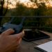 La télécommande du drone et les papiers d’immatriculation sont posés sur la table.