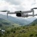 Un drone survole la canopée d’une forêt au cœur d’un parc national.
