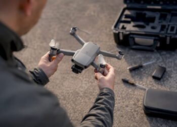 Un pilote procède à l’étalonnage manuel de l’IMU de son drone en pleine nature.