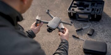 Un pilote procède à l’étalonnage manuel de l’IMU de son drone en pleine nature.