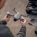 Un pilote procède à l’étalonnage manuel de l’IMU de son drone en pleine nature.
