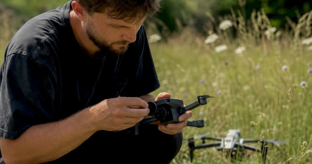 Gros plan sur la pose d’un filtre ND sur l’objectif d’un drone