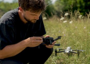 Gros plan sur la pose d’un filtre ND sur l’objectif d’un drone