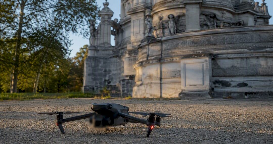 Drone survolant un monument historique en pierre