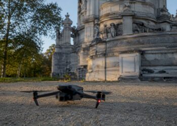 Drone survolant un monument historique en pierre
