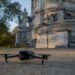 Drone survolant un monument historique en pierre