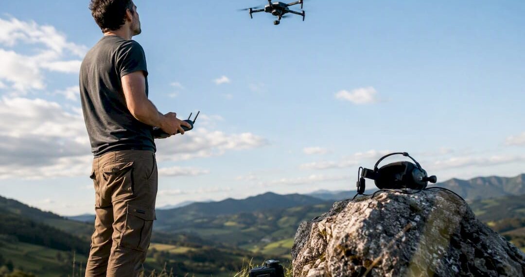 Pilote de drone maniant la télécommande avec le drone en vol