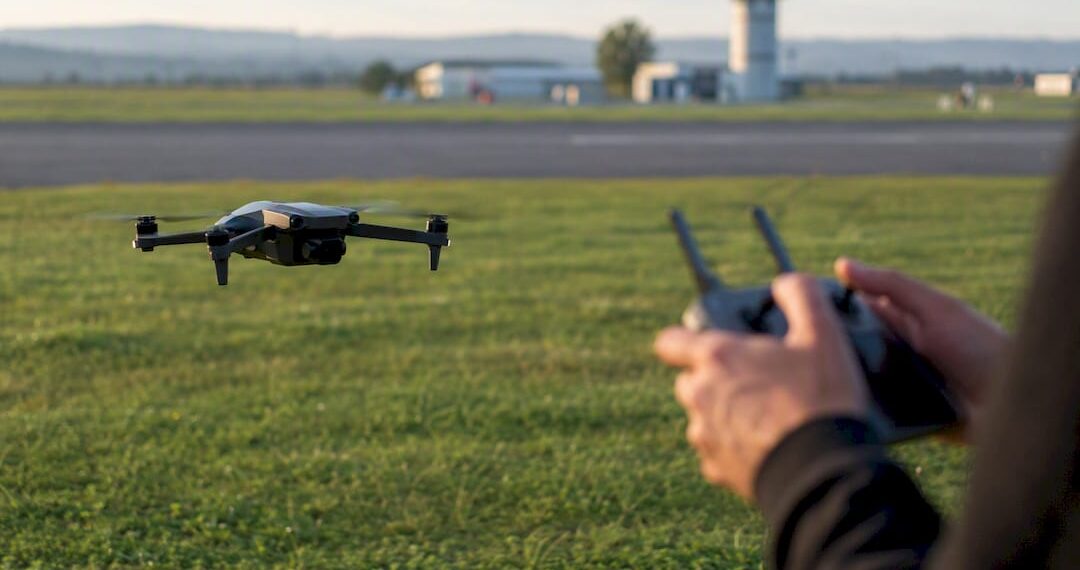 Drone volant près de la piste d'un aéroport français