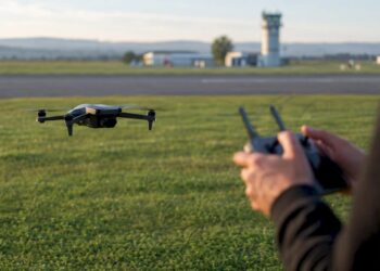 Drone volant près de la piste d'un aéroport français