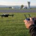 Drone volant près de la piste d'un aéroport français