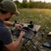 Télépilote en train d’assembler un drone en extérieur