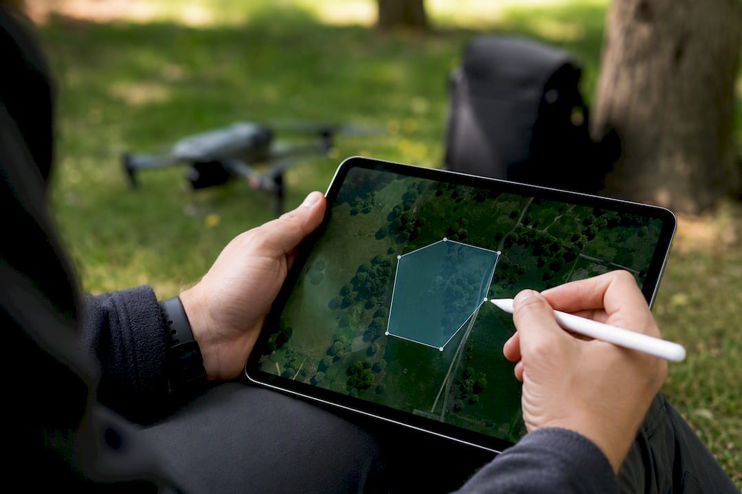Pilote délimitant la zone de vol sur la carte de la tablette