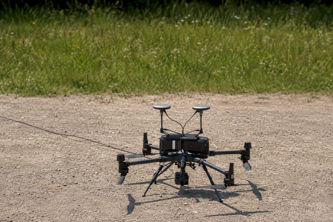 Antennes GNSS doubles sur un drone en extérieur