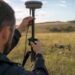 Gros plan sur l'antenne RTK de la station de base du drone