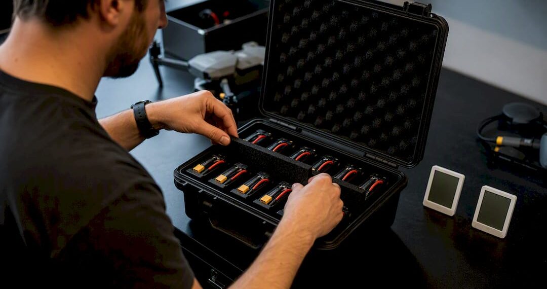 Pilote de drone préparant des batteries LiPo pour un stockage sécurisé