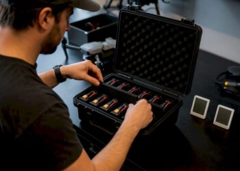 Pilote de drone préparant des batteries LiPo pour un stockage sécurisé