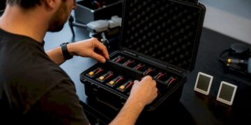 Pilote de drone préparant des batteries LiPo pour un stockage sécurisé