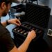 Pilote de drone préparant des batteries LiPo pour un stockage sécurisé