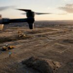 Drone en vol au-dessus d'un chantier topographique