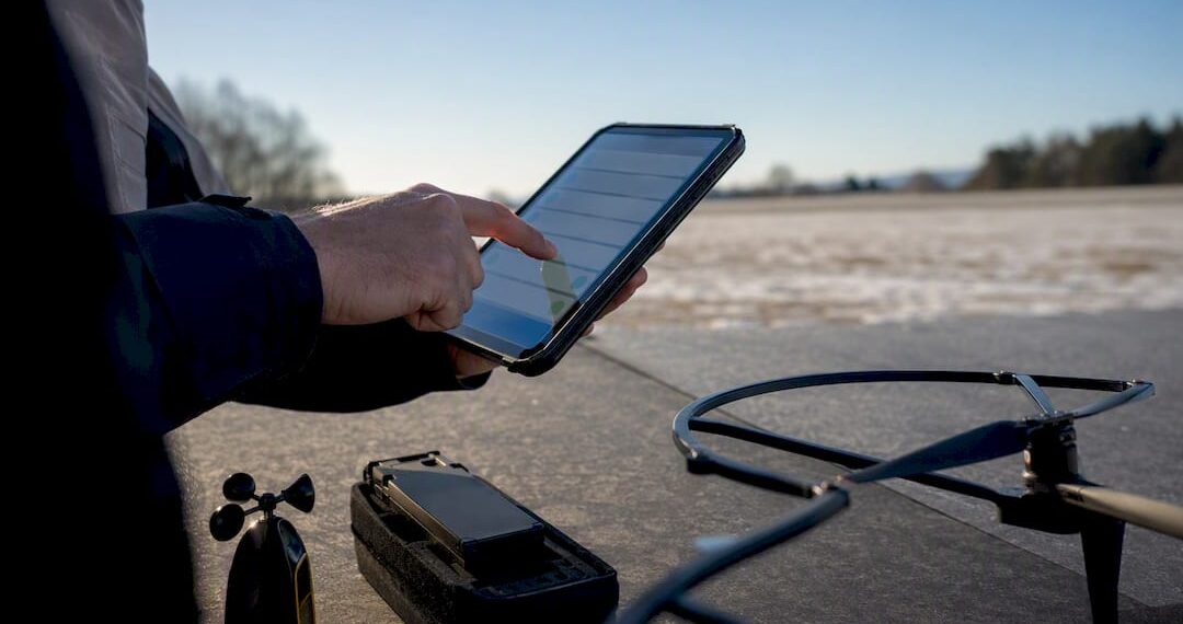 Pilote effectuant la vérification de la checklist avant de faire décoller le drone